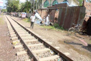 চাঁদপুরের বকুলতলা এলাকায় রেলের জমিতে আবারও দোকান নির্মাণ চলছে