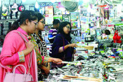 ছুটির দিনে জমজমাট বাণিজ্যমেলা