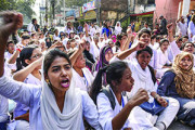 উত্তপ্ত চট্টগ্রামের শিক্ষাঙ্গন রাস্তায় কলেজ শিক্ষার্থীরা