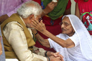 মায়ের সঙ্গে দেখা করলেন মোদী