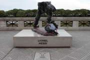 আর্জেন্টিনায় মেসির ভাস্কর্য ভাঙচুর