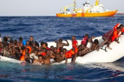 লিবিয়ার উপকূলে ভূমধ্যসাগরে শরণার্থীবাহী নৌকাডুবি