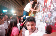 রাস্তায় পোস্টার লাগাচ্ছেন নায়ক-নায়িকা