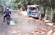 ডামুড্যা–ভেদরগঞ্জ সড়কে ঝুঁকি নিয়ে চলে যানবাহন