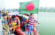 আনন্দ ভ্রমণ ওয়াটার ট্যাক্সিতে