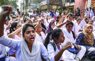 উত্তপ্ত চট্টগ্রামের শিক্ষাঙ্গন রাস্তায় কলেজ শিক্ষার্থীরা