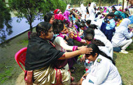 মায়েদের পা ধুয়ে দিলেন এক হাজার শিক্ষার্থী