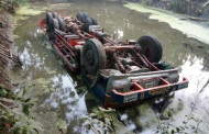 সাতক্ষীরায় ট্রাক উ‌ল্টে খা‌দে, নিহত ২