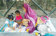 ধানমন্ডি সাত নম্বর সড়কের ফুটপাতে মা–মেয়ের পড়ালেখা