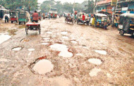 যাত্রাবাড়ী থেকে কুতুবখালী মহাসড়কে বড় বড় গর্ত